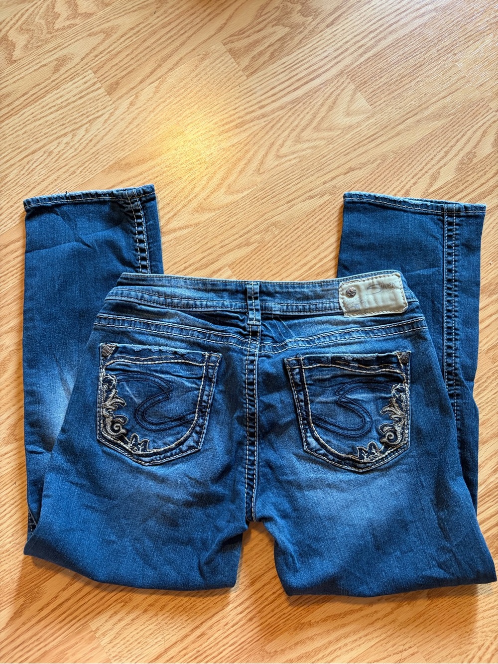 Silver jeans Y2K Women's Dark Blue Embroidered Back Pocket Jeans Capris